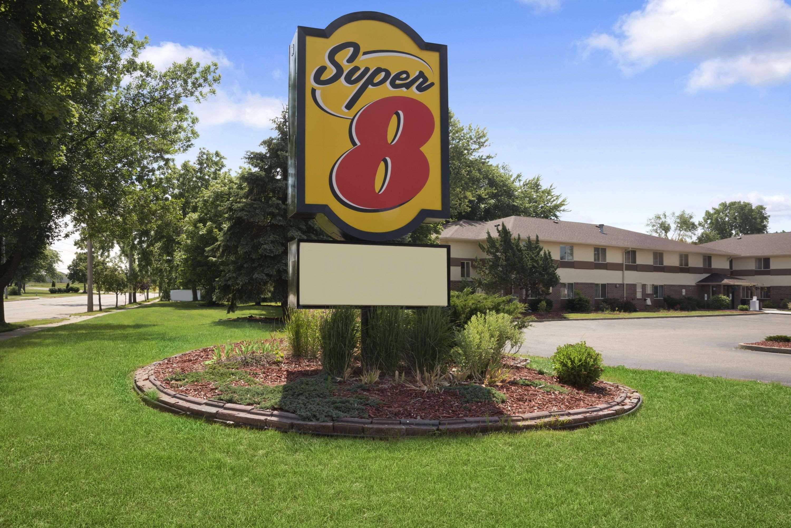 Super 8 By Wyndham Whitewater Wi Hotel Exterior foto